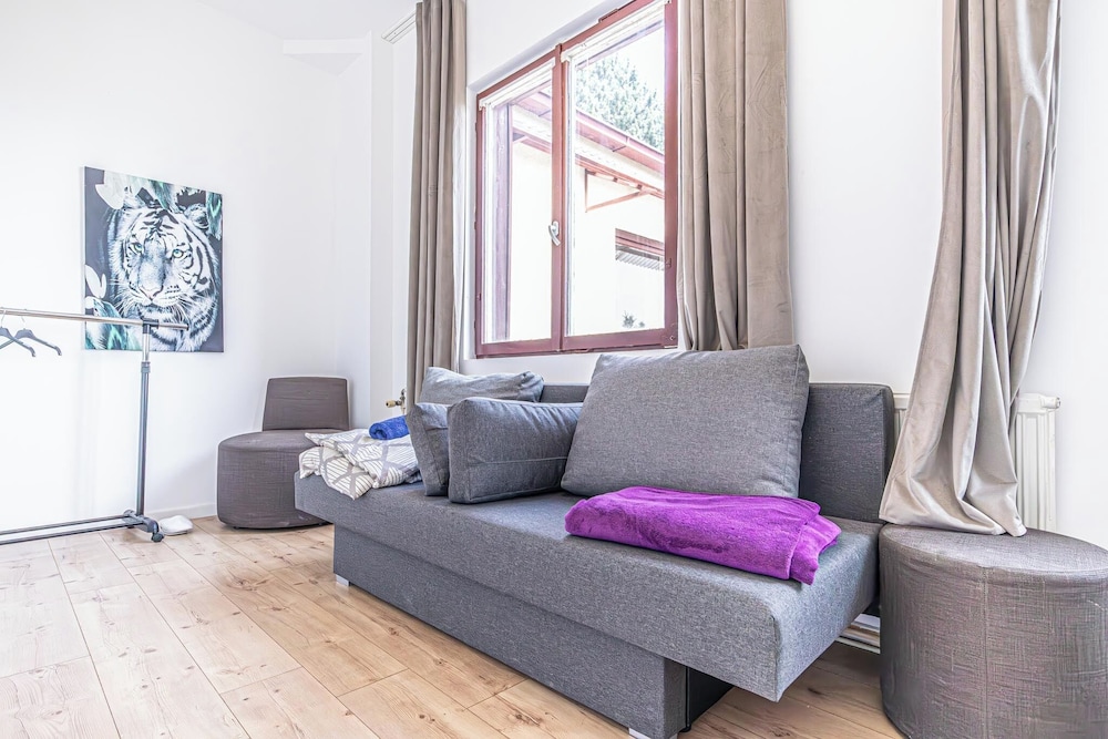 Cozy House Terrace &Garden Sleeps 34