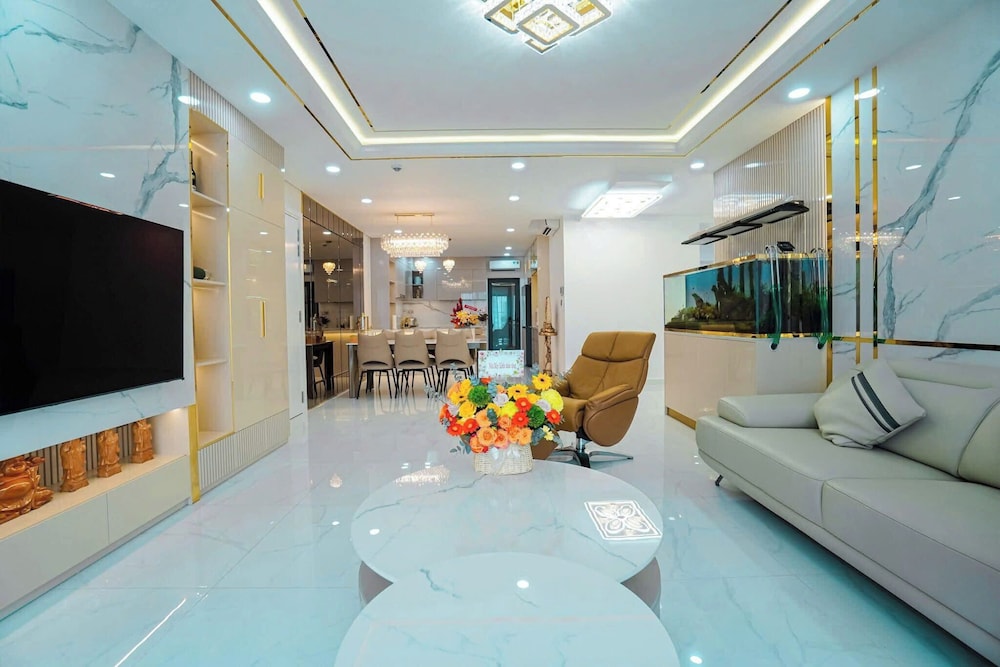Apartment Landmark 81 by Urban Home