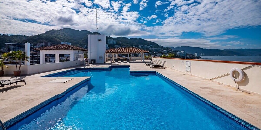 Ocean View 2Br Condo-balcony-beach-pool 710