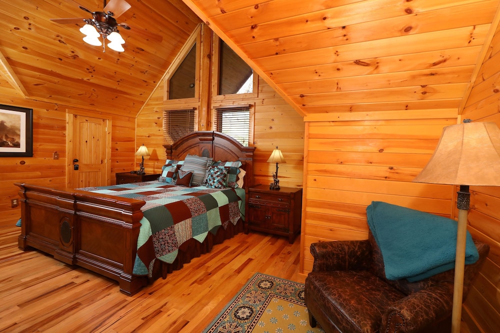 Grampy Camp Lodge at Gatlinburg
