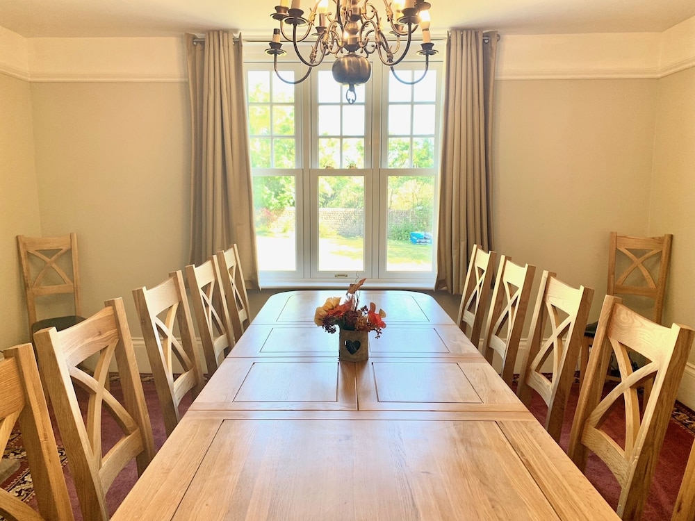 The Farmhouse - Sleeps 12 With Private Grounds