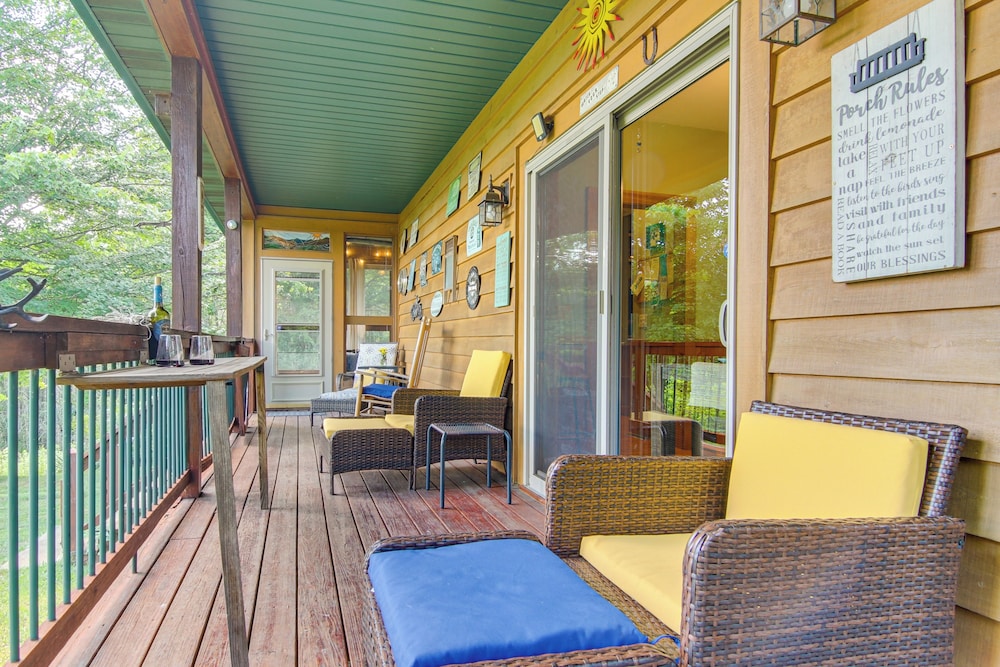 Wraparound Porch w/ Views: Blue Ridge Mtn Gem!