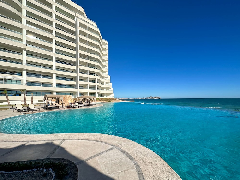 5BR Beachfront Luxury Condo