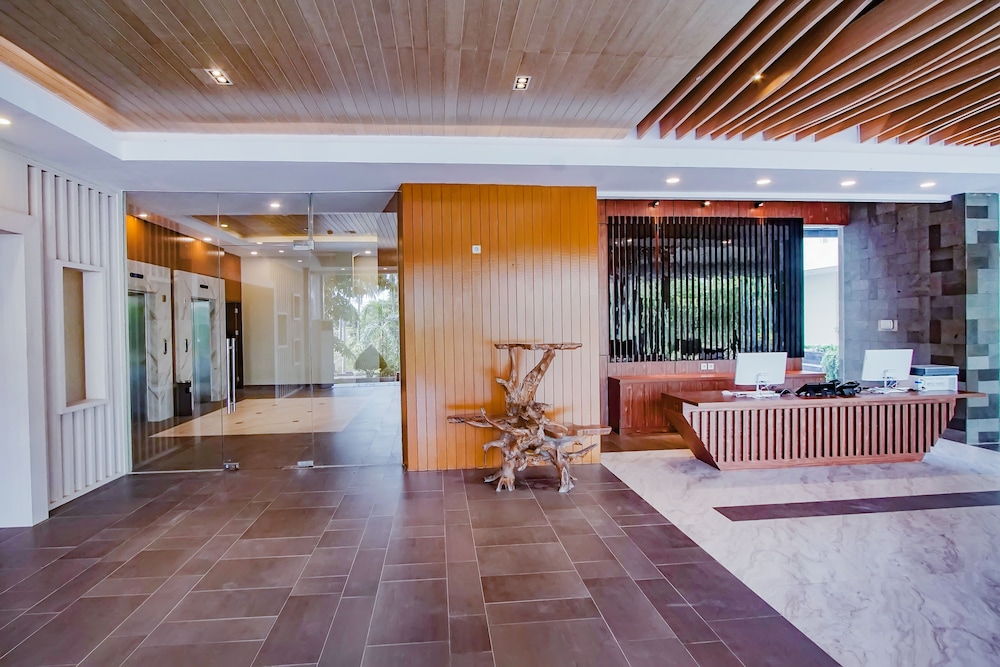 Lobby & Reception