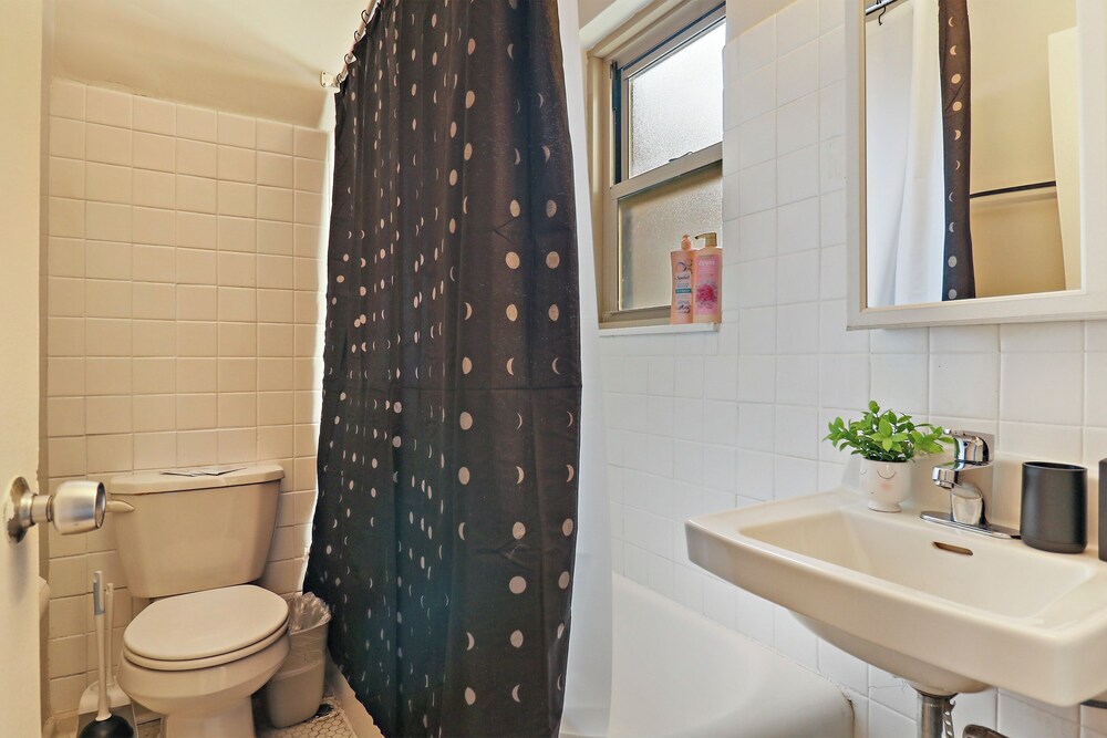 Lively 1BR - Kenwood 408