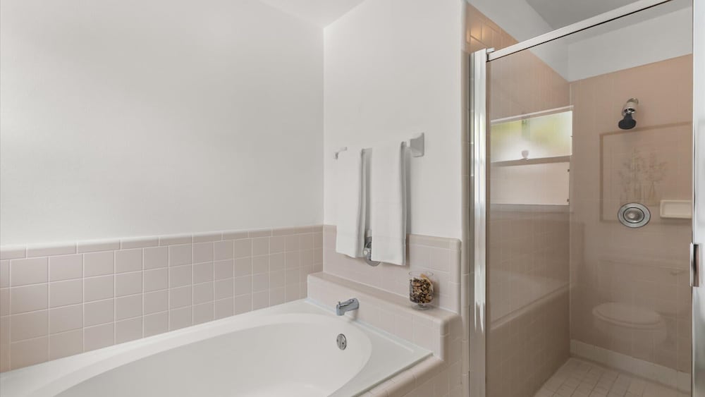 Upstay: Bright Family-friendly Retreat With Patio