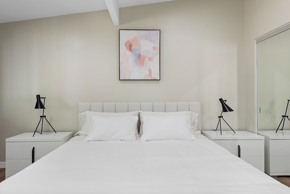 Stylish & Spacious Retreat in Downtown Bellevue