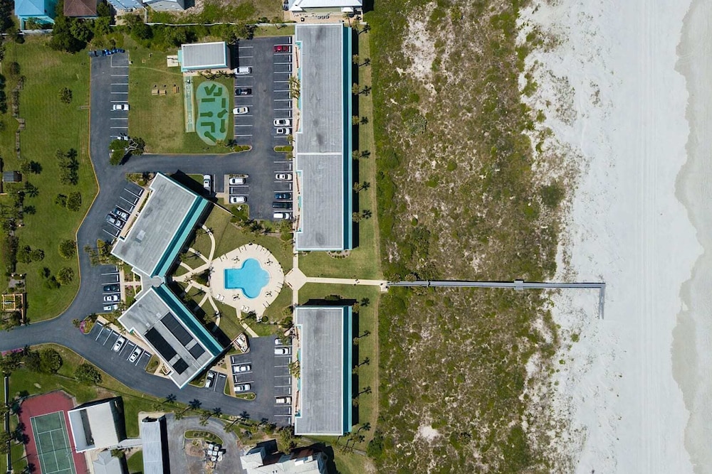 Oceanfront Luxury: 2BR Condo + Pool in St.aug