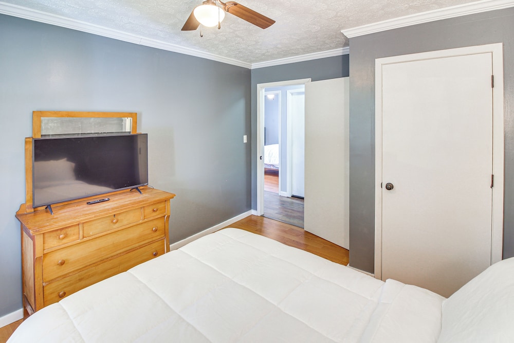 7 Mi to Barren River Lake: Quiet Getaway w/ Yard!
