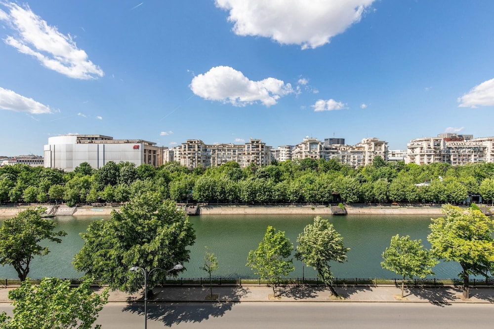 Holt - Wonderful 2 bed 2 Bath Flat in the Center of Bucharest view 5