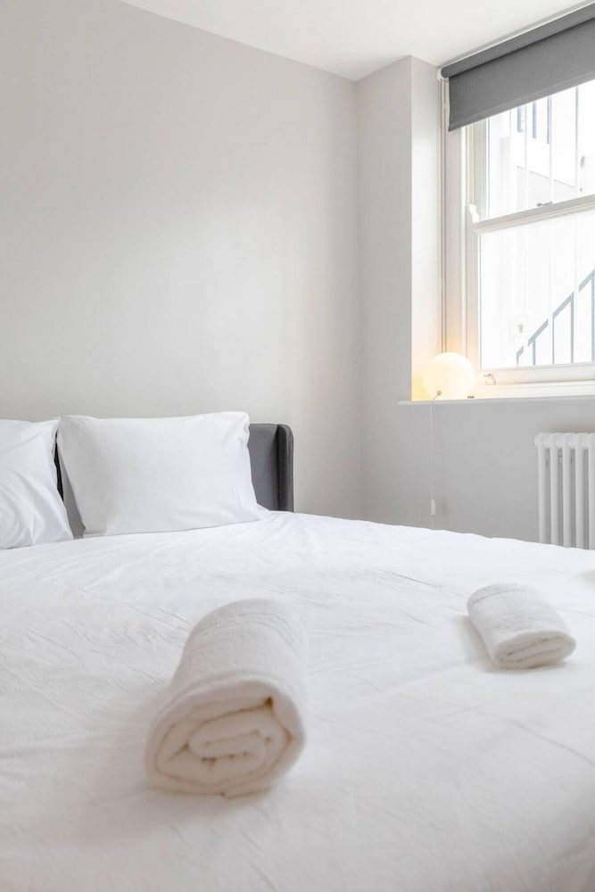 Chic & Spacious 2BD Flat -2 Mins to Baron's Court