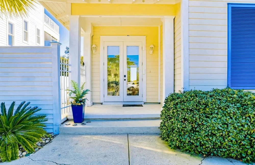 Gulf Shores Hideaway Walk to Waves Pool Golf Views