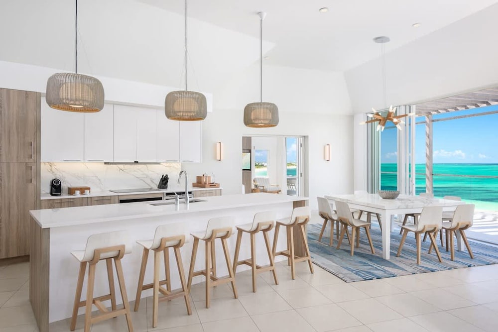 Luxe Oceanfront Penthouse Hot Tub Daily Cabana