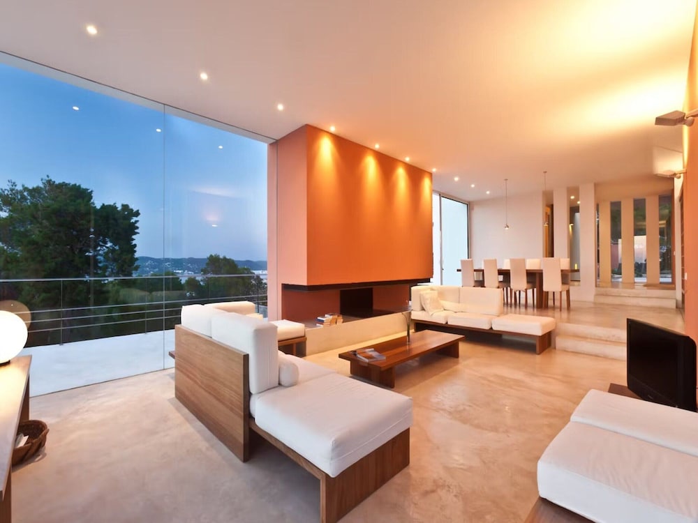 Beautiful Villa in Inviting Space