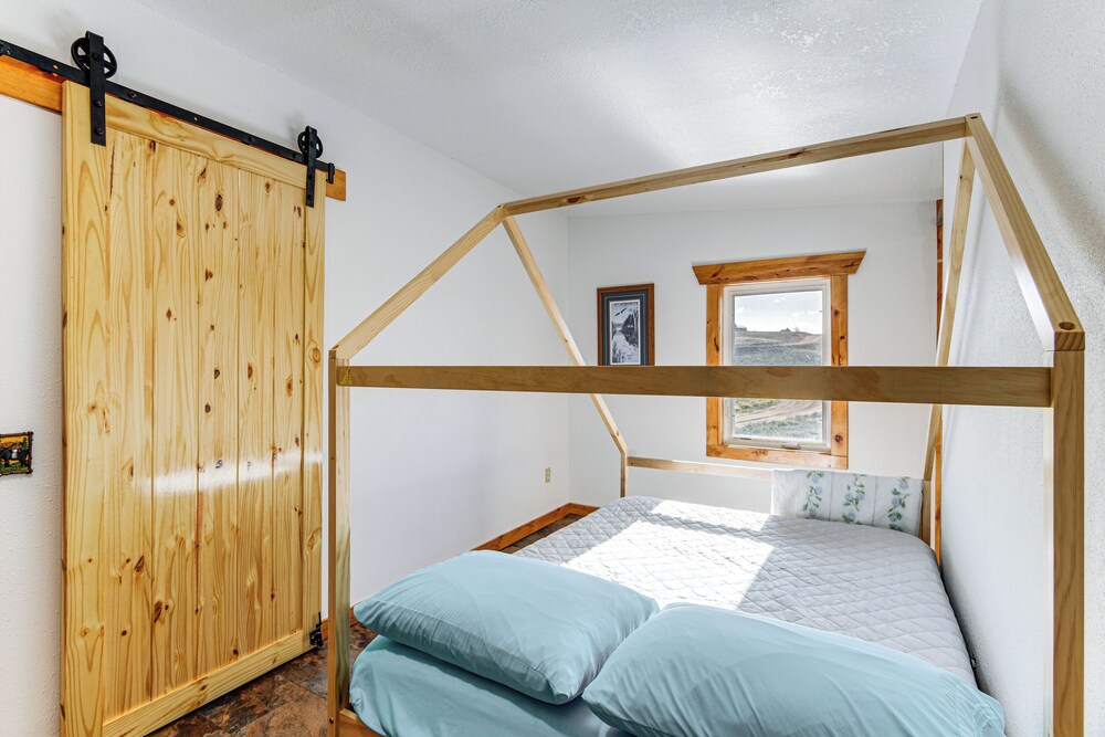 5 Mi to Lake: Secluded Pinedale Retreat w/ Sauna!