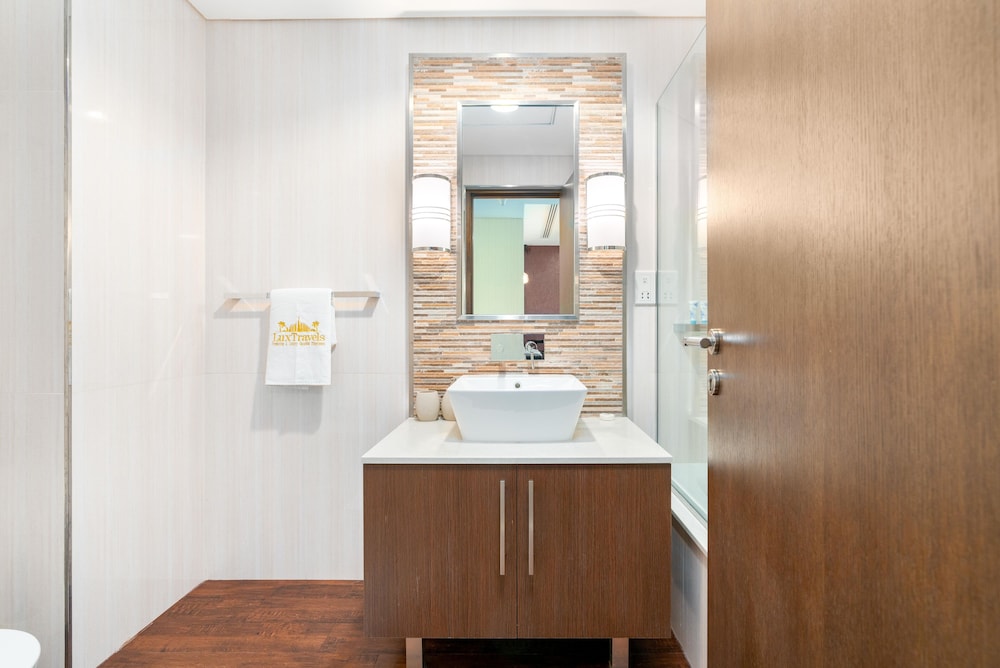 Lux BnB Burj Daman DIFC Sea View