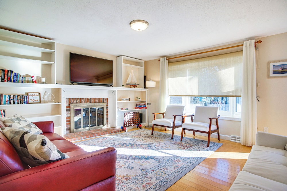 Ping-pong & Backyard: Spacious Chatham Retreat