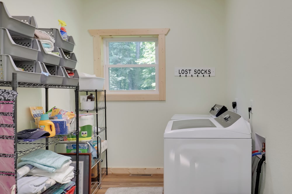 Paddle, Play & Relax: Home w/ Pioneer Lake Access!