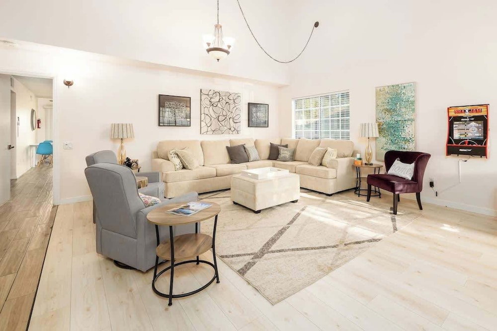 5 Bedroom Home With Firepit