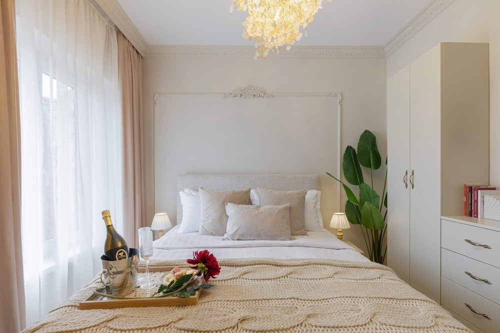 Parisian-Inspired 1BR in the Heart of Bucharest - Balcony, AC & Fully Equipped