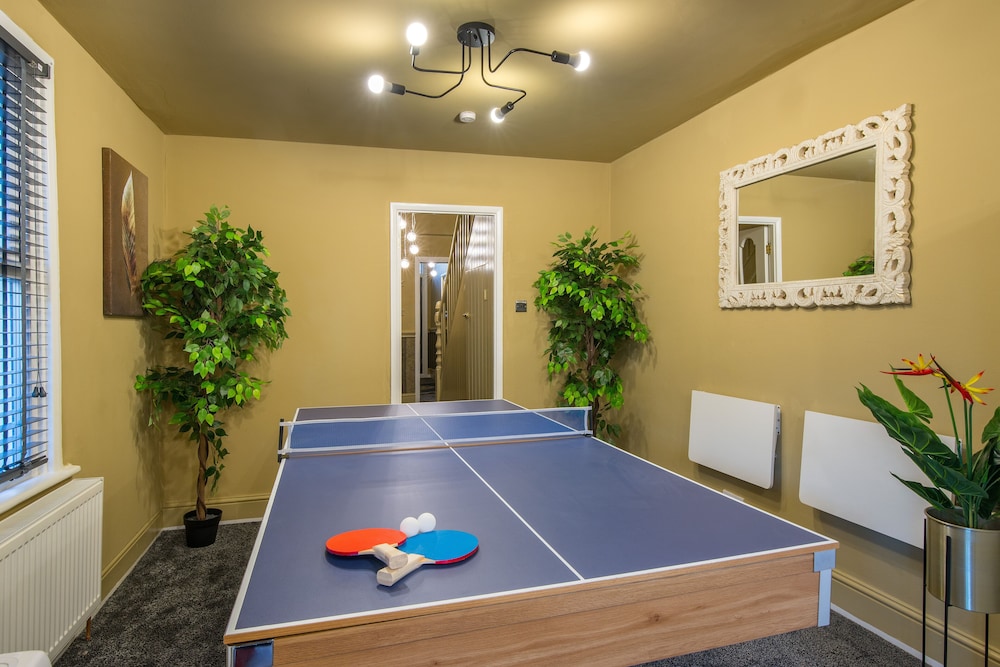 Stunnning 4 Bed House Hot Tub, Sky Tv, Pool Table
