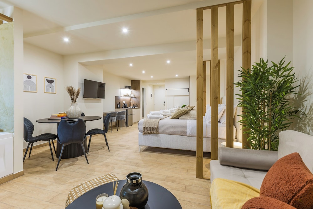 Raise Thiseio Stylish Living