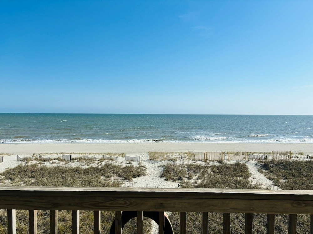 Great Place 5 Bedroom Home by RedAwning