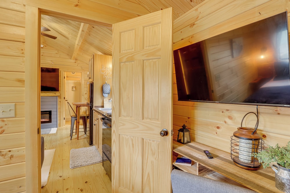 15 Mi to Blue Ridge: Forested Cabin w/ Decks!