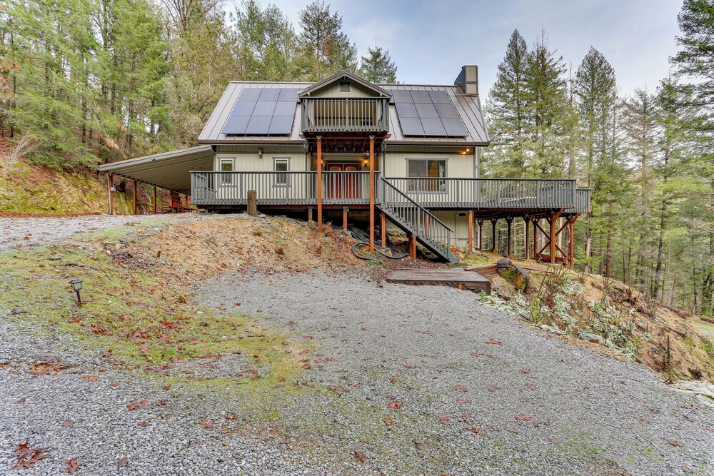 Private Cabin w/ Forest Views & Grill in Lakehead!