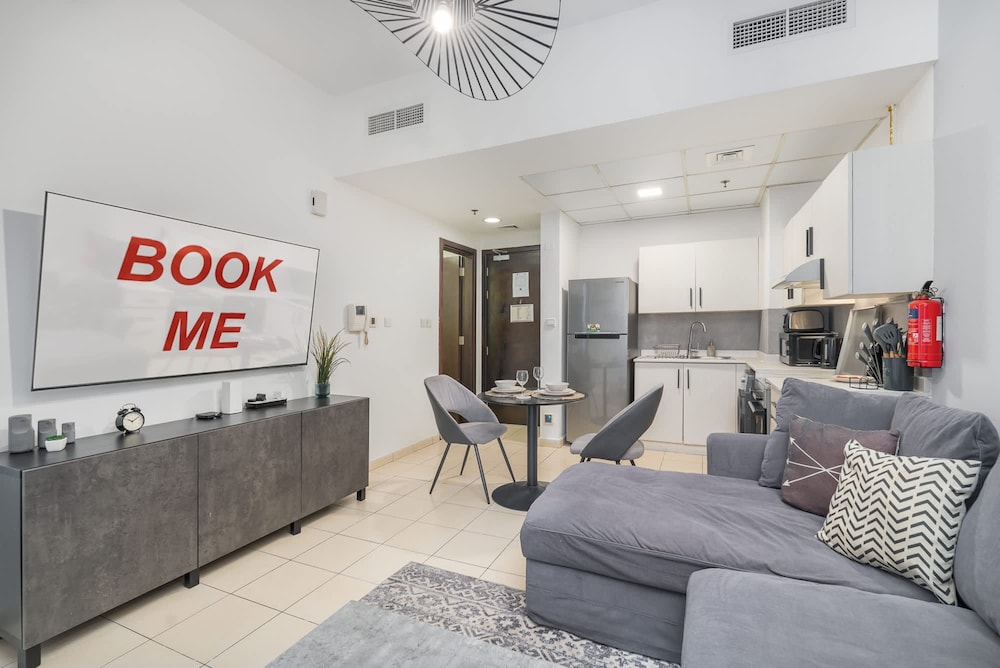 Pleasing 1-bedroom for 4 in JVC for Relaxing Getaway