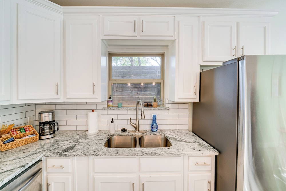10 Mi to Dtwn Dallas: Chic Home w/ Yard!