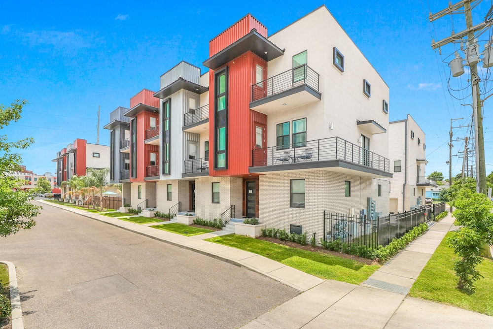 Modern 4BR Townhouse Near French Quarter - Image 1