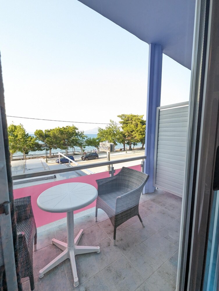 Okeania Seafront Rooms in Kamena Vourla