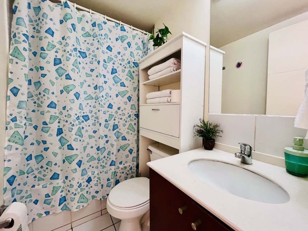 Urban Yard Bus Terminal Home Office Pool Wifi