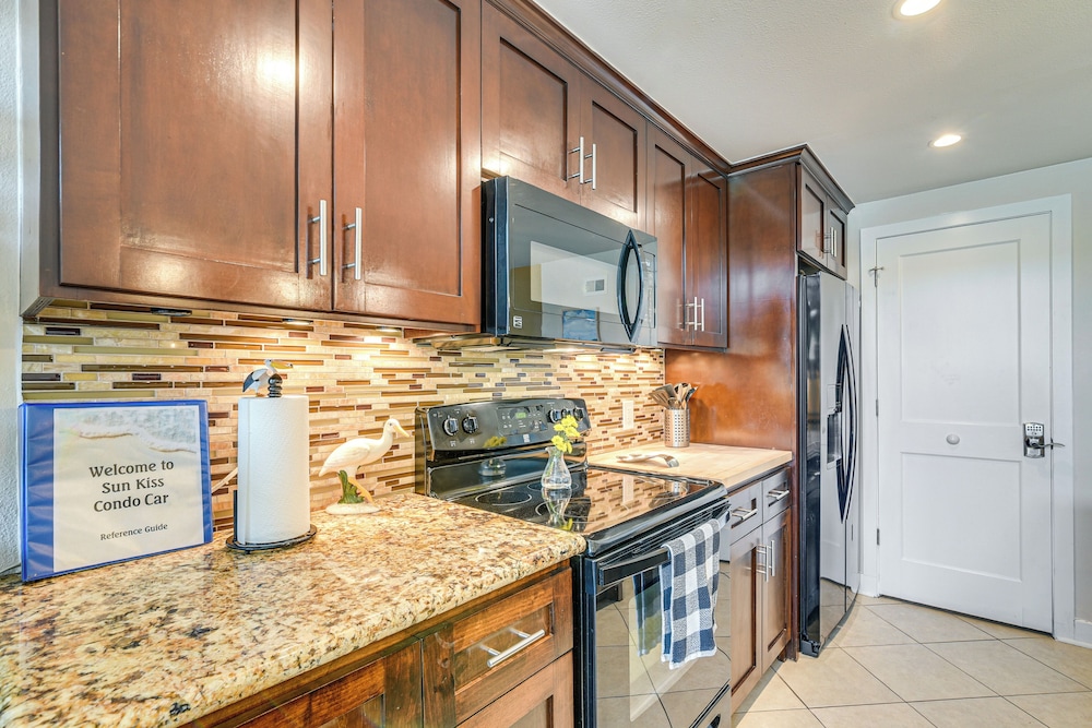 Walk to Beach: Pool-view Condo in Galveston!