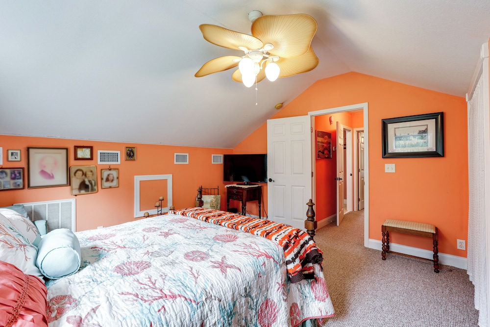 1/2 Mi to Sapelo River: Family Home w/ Large Yard