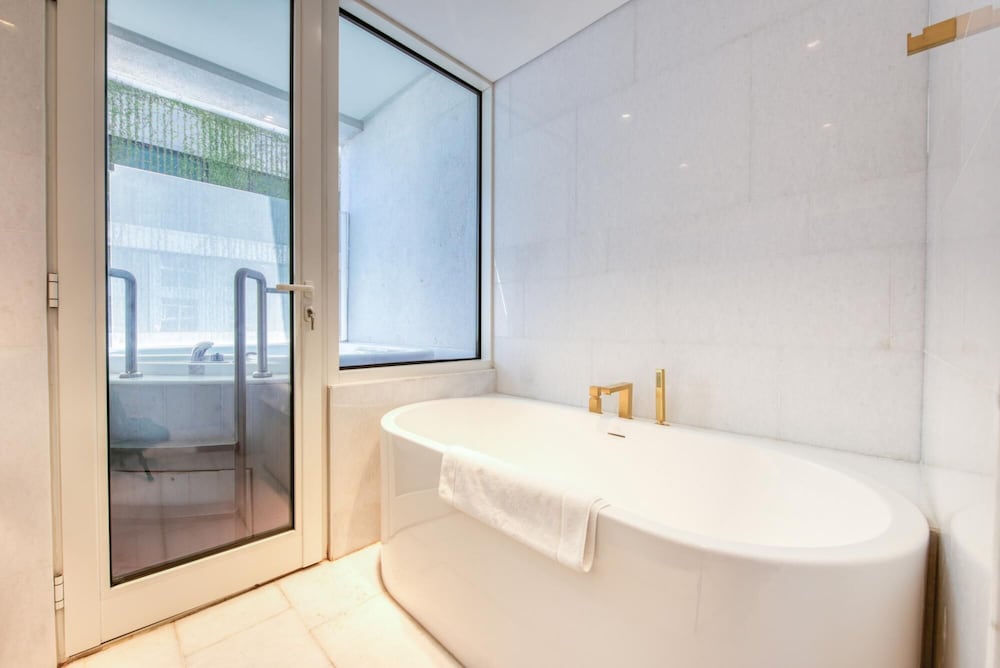 Vibrant Getaway in a Classy Five Palm Jumeirah Apt