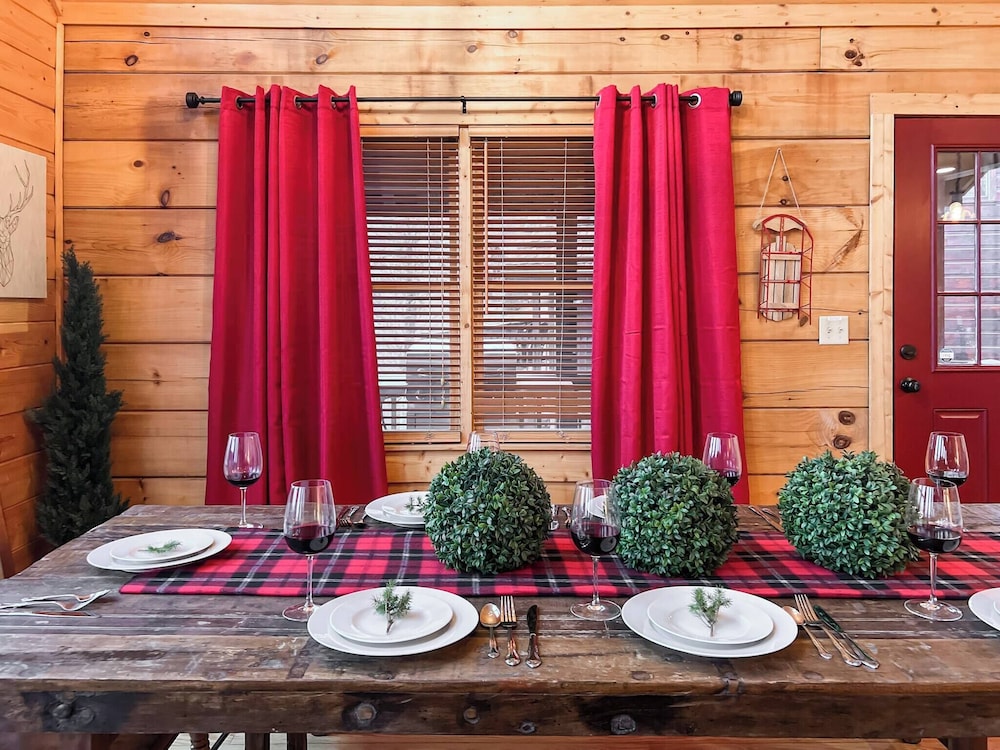 3 Kings 4 Bunks-sleeps 10-smart TV X6-parking out Front-full Kitchen-hot Tub
