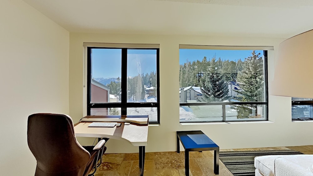 Gorgeous Remodeled Condo With Views Of Mammoth Mountain! by RedAwning
