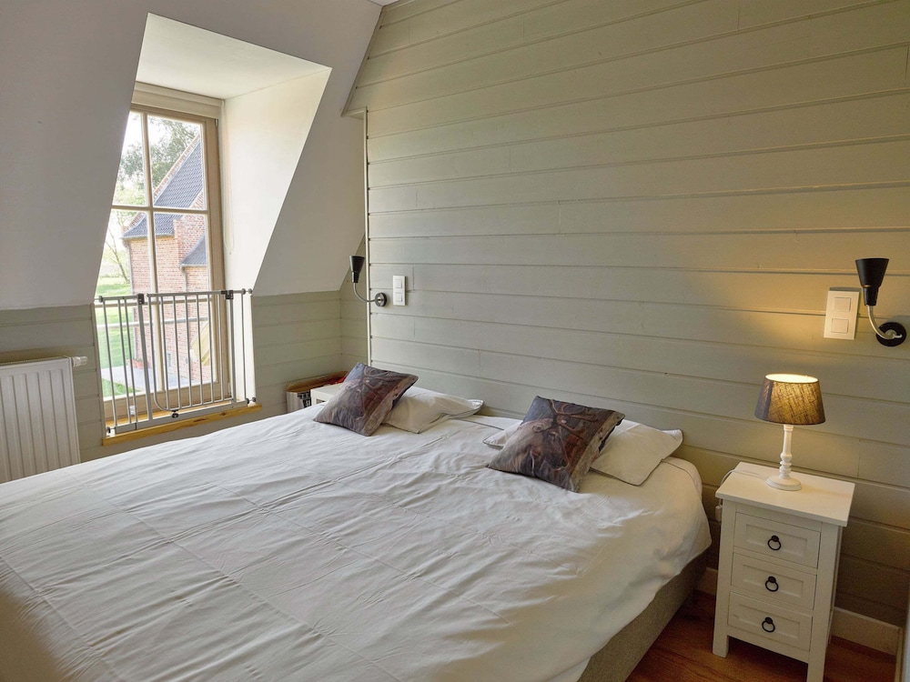 Diksmuide Mansion With Games view 4