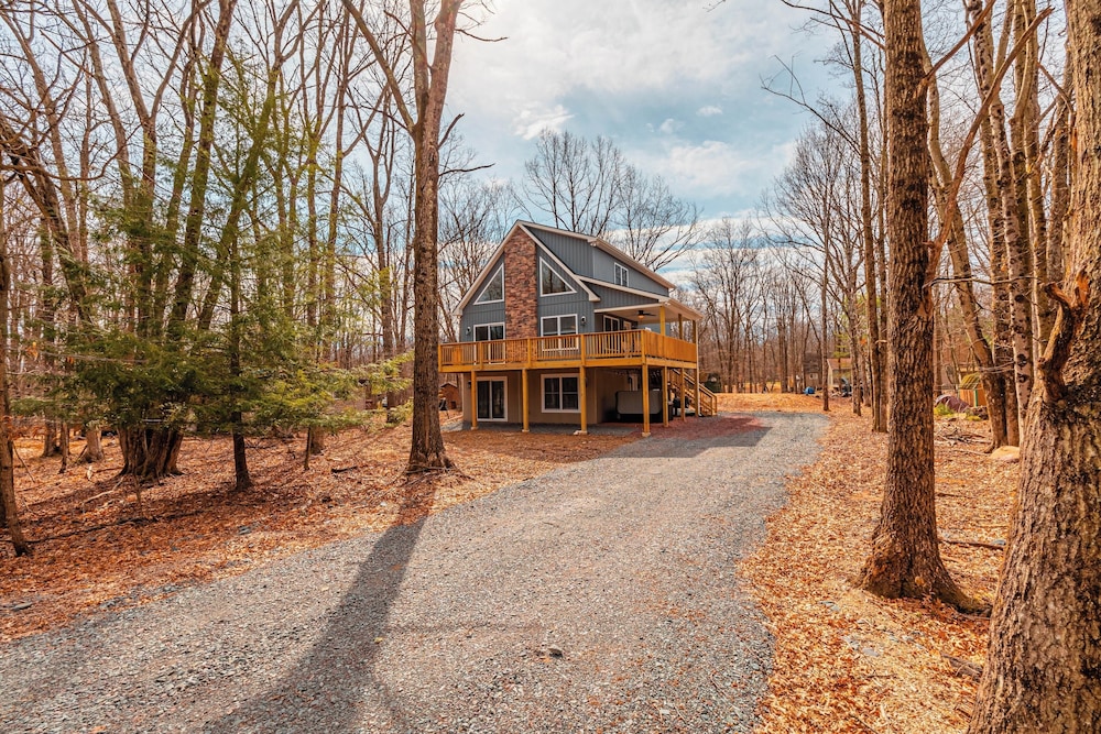 NEW Large Group Summer Getaway W/hot Tub + Game Room! view 5