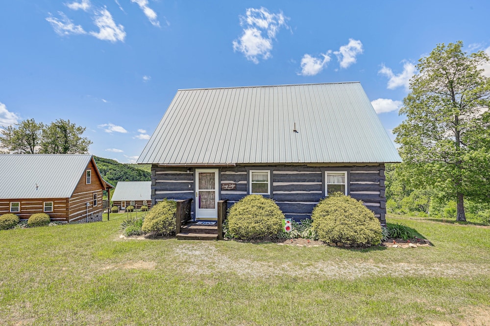 2 Mi to Mabry Mill: Mtn-view Cabin w/ Porch!