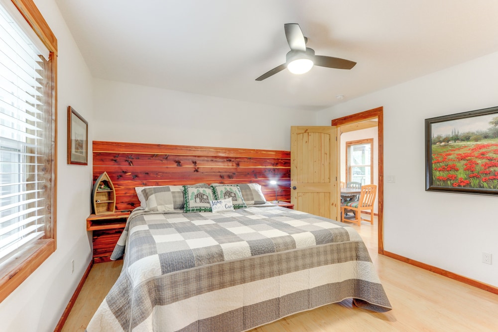 Cabin on Beaver Lake w/ Views & Furnished Deck!