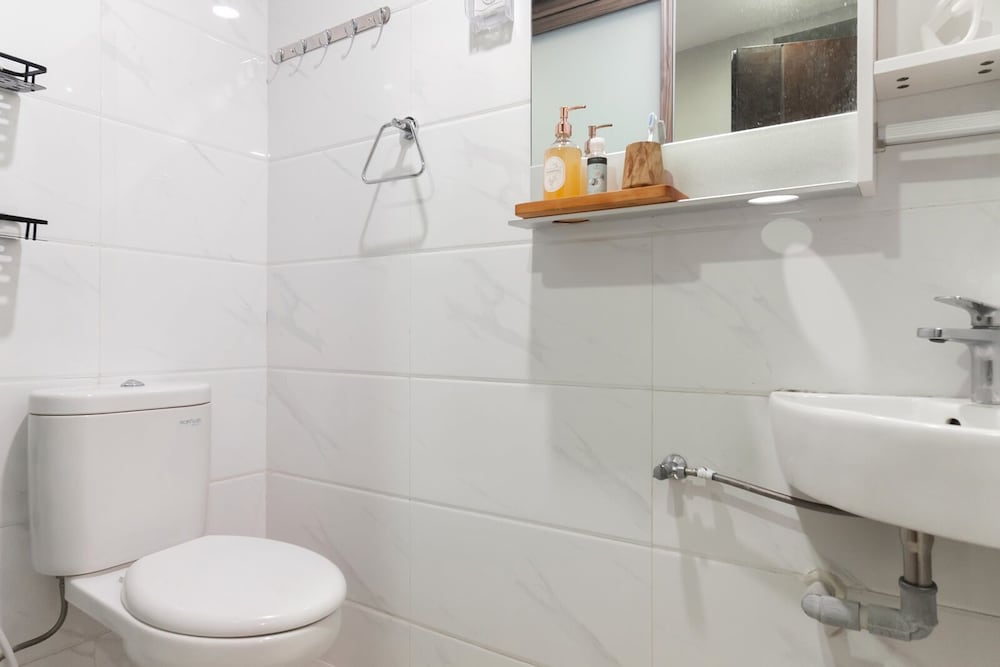 Calma Studio I Skyhouse Apartment view 4
