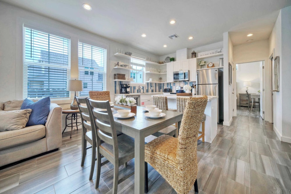 2 Homes in Old Town by Avantstay Sleeps 19, Pool, Newly Built Walk to Eats, Music, & More