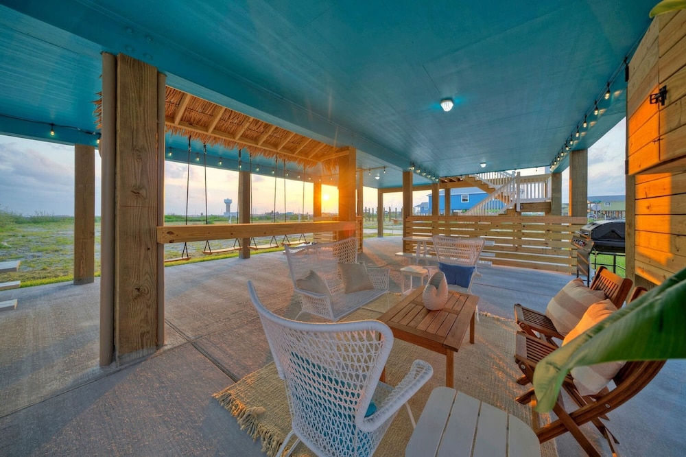 Blutopia by Avantstay Outdoor Lounge w Bar