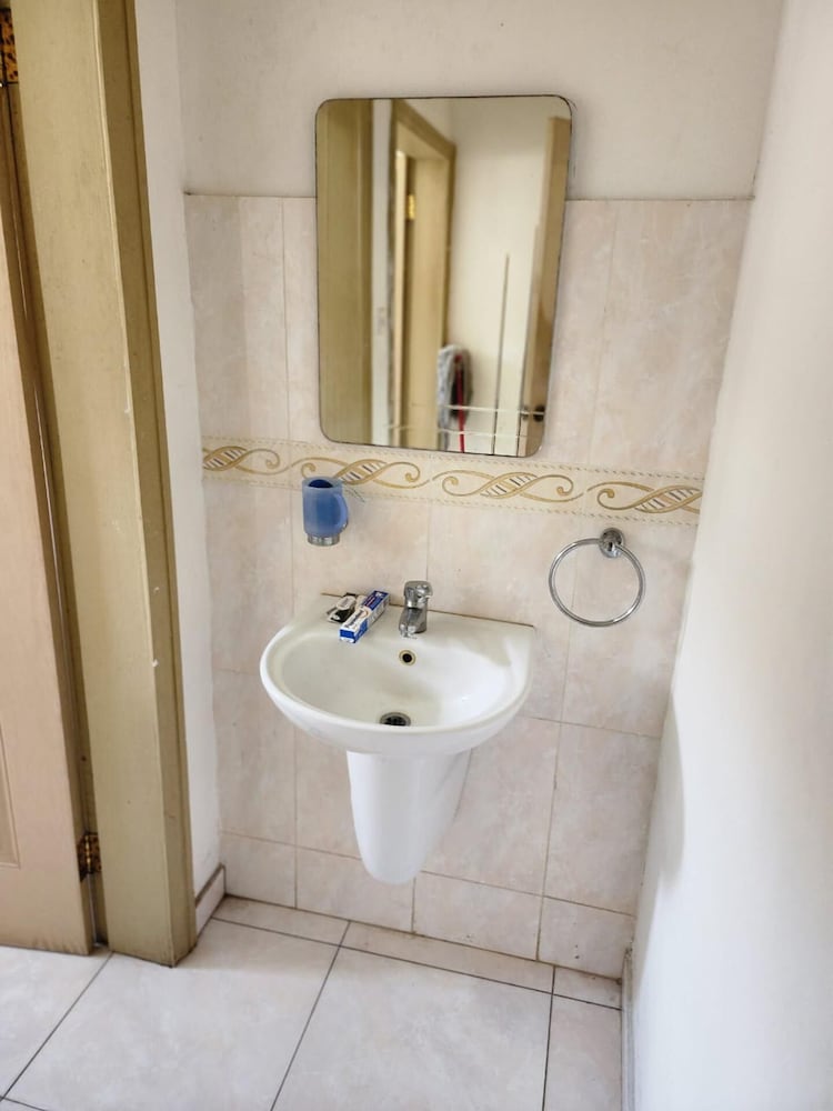3 Bed House - Sleeps 9 - Pets - Garden - Parking view 5