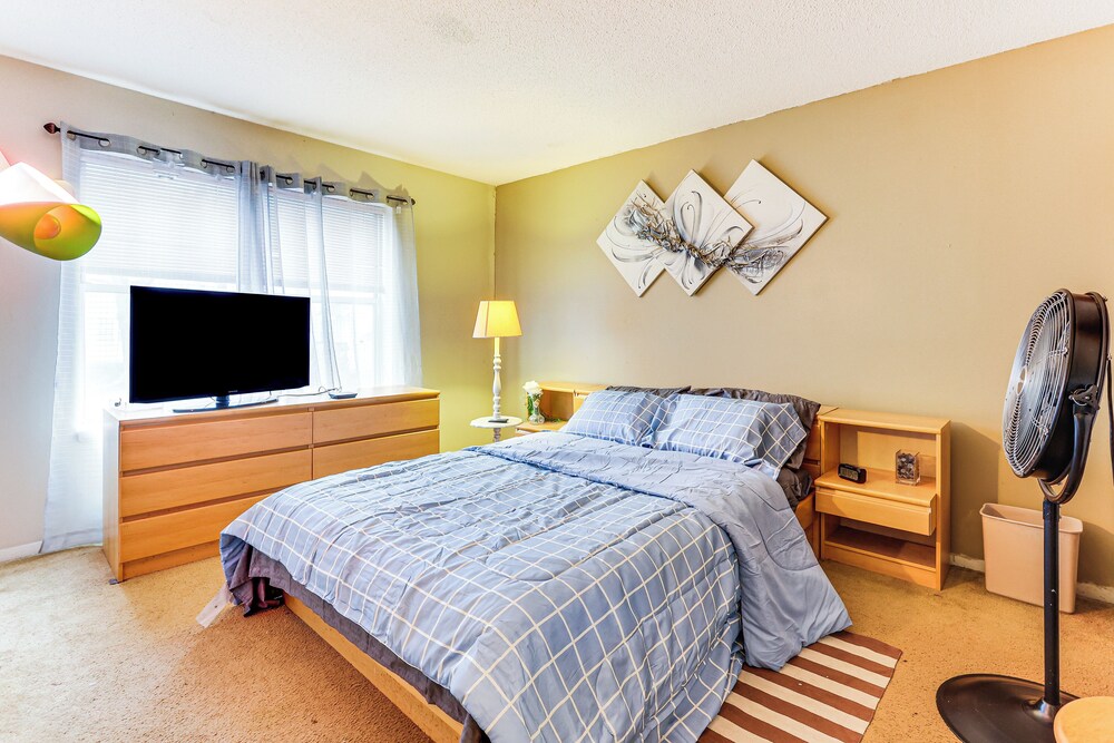 3 Mi to Dtwn New Haven: Colorful Condo w/ Yard!
