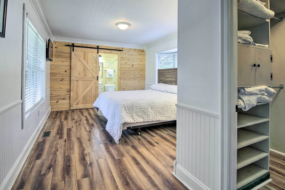 Pet-friendly Gatlinburg Cabin w/ Hot Tub!