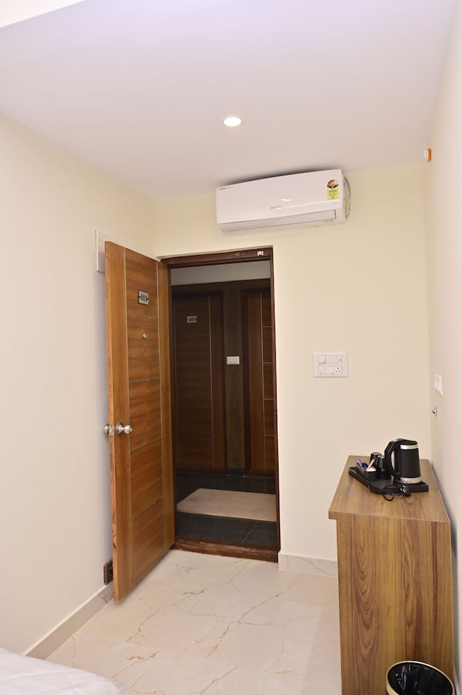 Hotel Noble Nook 100 ft. Road Indiranagar